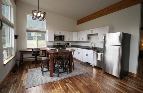 Leavenworth House | Addy Acres- Near hiking, snowshoeing, sled rides & Sleeping Lady Resort