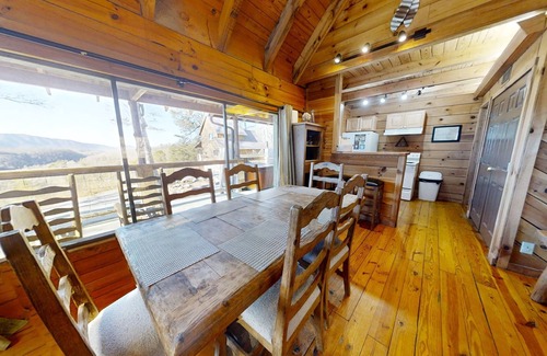 Townsend Cabin | Adelaide's Den (2-Bedroom Cabin) with Mountain view - Pets Allowed by RedAwning
