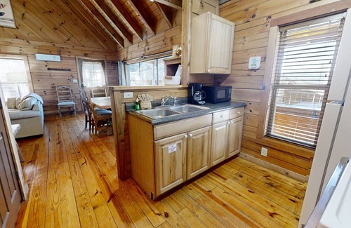 Townsend Cabin | Adelaide's Den (2-Bedroom Cabin) with Mountain view - Pets Allowed by RedAwning