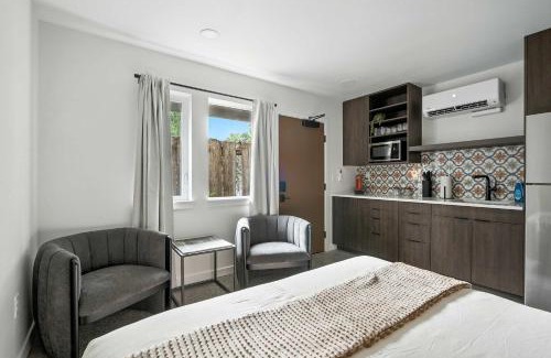 Kerns Apartment | Adelynn Studio Walkable Kerns Spanish Charm