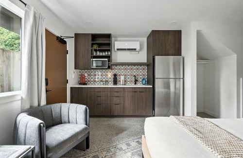 Kerns Apartment | Adelynn Studio Walkable Kerns Spanish Charm