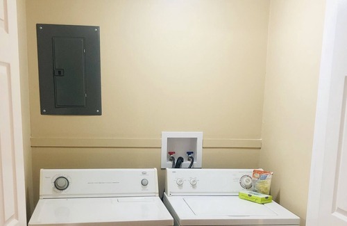 Cleveland Apartment | Adkisson Villa ★NEWLY REDONE★ Best Location! 2 MIN >I75, Arcade table PACMAN