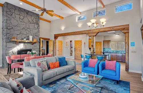 Oak Creek Apartment | Adobe Hacienda by RedAwning