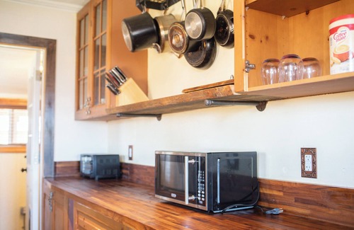 Yellowstone County House | Adorable 1 bed house with AC in charming small-town Custer