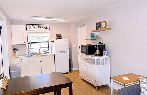 Bradenton Apartment | Adorable 1 bedroom close to IMG, AMI beaches