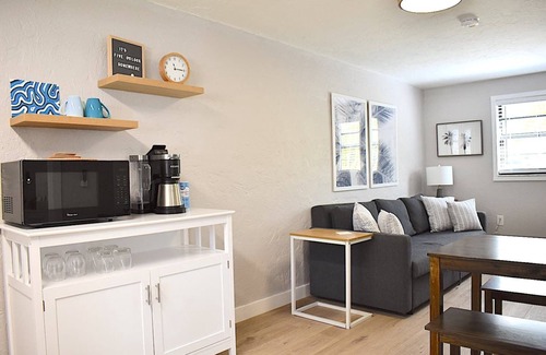 Bradenton Apartment | Adorable 1 bedroom close to IMG, AMI beaches
