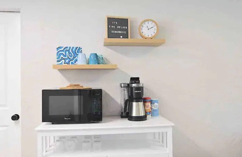 Bradenton Apartment | Adorable 1 bedroom close to IMG, AMI beaches