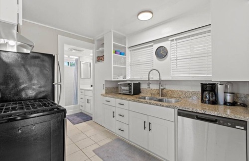 Park West Apartment | Adorable 1 Br. 1 Bath Apartment with AC in Sunny San Diego.