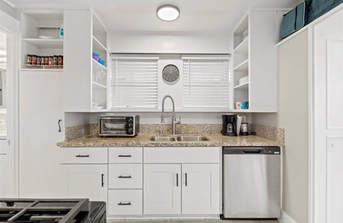 Park West Apartment | Adorable 1 Br. 1 Bath Apartment with AC in Sunny San Diego.
