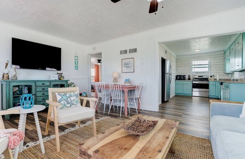 Surfside Beach House | Adorable 1950's bungalow close to beach.