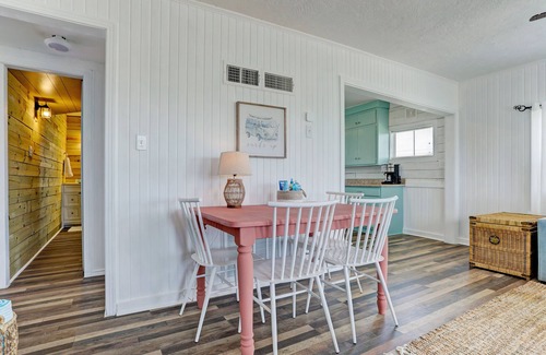 Surfside Beach House | Adorable 1950's bungalow close to beach.