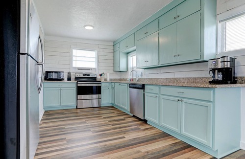 Surfside Beach House | Adorable 1950's bungalow close to beach.