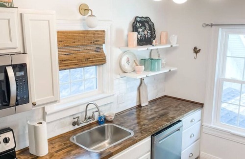 Columbia Apartment | Adorable 1BR Apt. w/KING bed 1 m. to square!