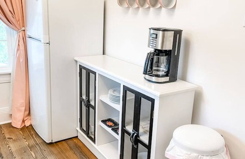 Columbia Apartment | Adorable 1BR Apt. w/KING bed 1 m. to square!