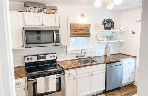 Columbia Apartment | Adorable 1BR Apt. w KING bed 1 m. to square