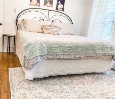 Columbia Apartment | Adorable 1BR Apt. w KING bed 1 m. to square