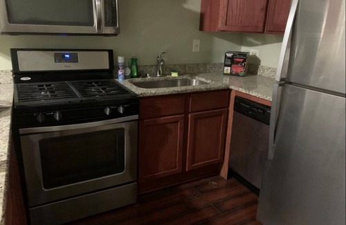 Tri-Taylor Apartment | Adorable 2-bed with air hockey table