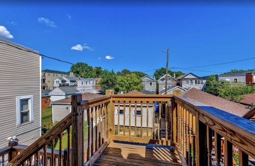 Tri-Taylor Apartment | Adorable 2-bed with air hockey table