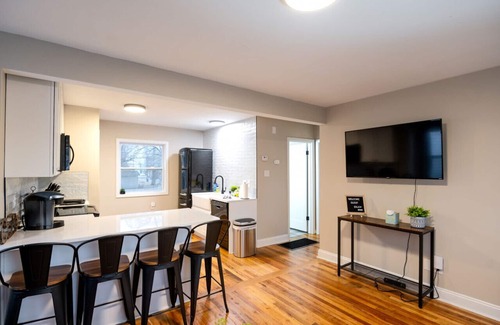 St. Charles House | Adorable 2 Bedroom Home