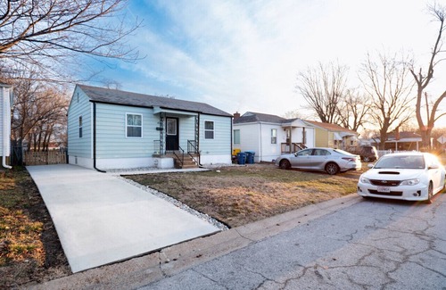 St. Charles House | Adorable 2 Bedroom Home