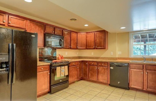Harrisburg - Hershey Apartment | Adorable 2-bedroom apt w/ free parking on premises