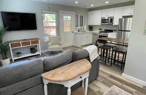 Flagstaff House | Adorable 2 bedroom guesthouse in the pines