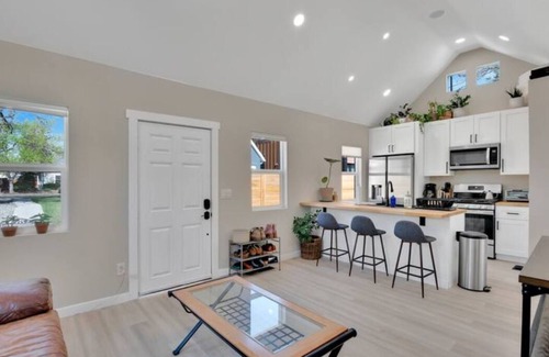 Berkeley House | Adorable 2 bedroom House w/Patio. Great Berkeley Location!