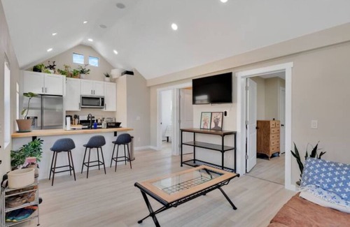 Berkeley House | Adorable 2 bedroom House w/Patio. Great Berkeley Location!