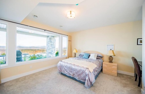 Southwest Mission Apartment | Adorable 2 Bedrooms with Private washroom in Kelowna -Shared Living Room