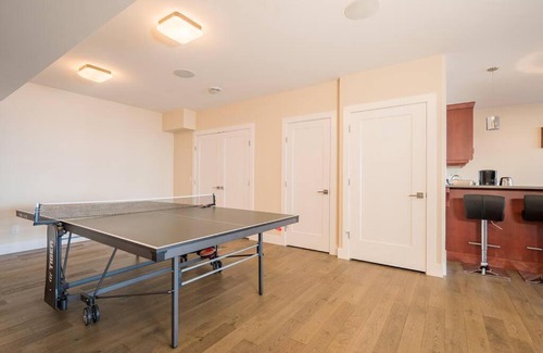 Southwest Mission Apartment | Adorable 2 Bedrooms with Private washroom in Kelowna -Shared Living Room