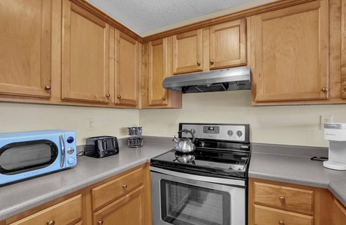 McCutcheon Field Condo | Adorable 2 bedroom oceanfront condo