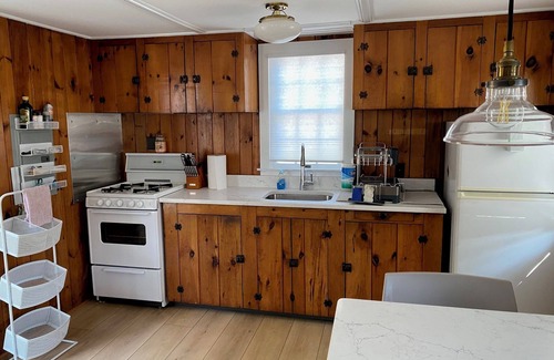 West Harwich House | Adorable 2BD Cottage-A/C, Firepit & Outdoor Shower, Just .4 mi to Earle Road Beach!