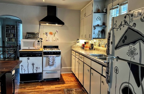 Colorado Springs House | Adorable Artsy Small House in Prime Location for Solo Travelers or Couples