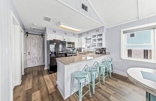 Gulf Shores Cottage | Adorable Beach Bungalow ONE BLOCK from the Gulf HEATED Pool available Oct-May!
