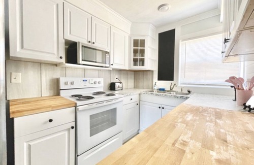 Rio House | Adorable beach cottage 2/1, Sleeps 6, Pet Friendly, Minutes to Beach