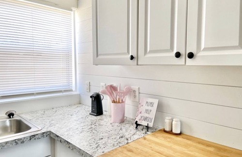Rio House | Adorable beach cottage 2/1, Sleeps 6, Pet Friendly, Minutes to Beach