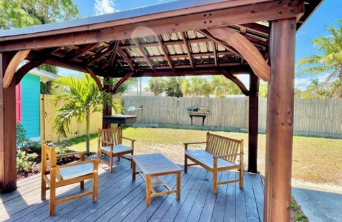 Rio House | Adorable beach cottage 2/1, Sleeps 6, Pet Friendly, Minutes to Beach