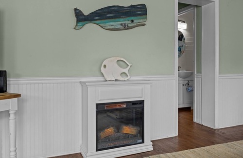 Isle of Palms House | Adorable Beach Home on Quiet Street/Short 1 Block Walk to Beach/Screen Porch!