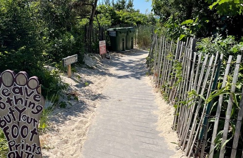 Culloden Shores House | Adorable beach house close to private beach & walking distance to shops &marinas