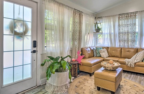 Chesapeake Beach Cottage | Adorable Beach Cottage w/ Hot Tub & Tropical Bar!