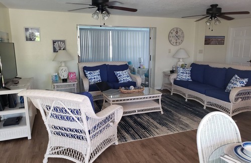 Port Charlotte House | Adorable beachy bungalow