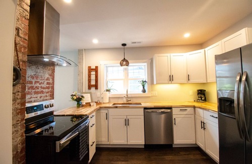 Druid Hills House | Adorable bungalow 1 mile from downtown Hendersonville!
