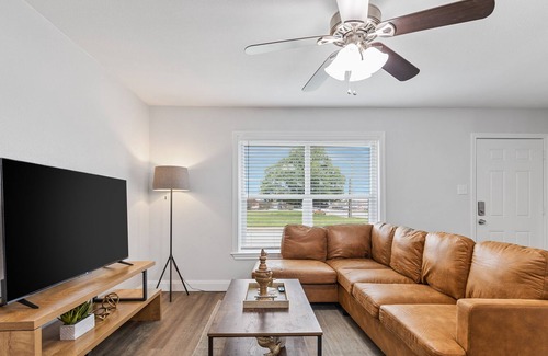 Carter Riverside House | Adorable Bungalow - 5 Min. to Downtown!