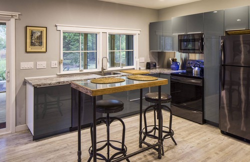 Charleston House | Adorable bungalow close to downtown and Folly Beach! Park Pass Included!