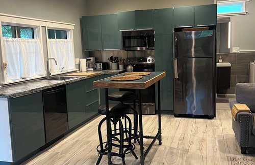 Charleston House | Adorable bungalow close to downtown and Folly Beach! Park Pass Included!