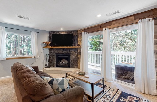 Arrowhead Villas Cabin | Adorable cabin near lake with fast WiFi, game room, scenic deck & private W/D