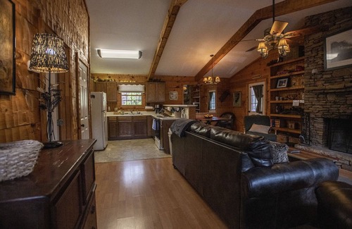 Townsend Cabin | Adorable Cabin snuggled in the trees AND Smoky Mountains!
