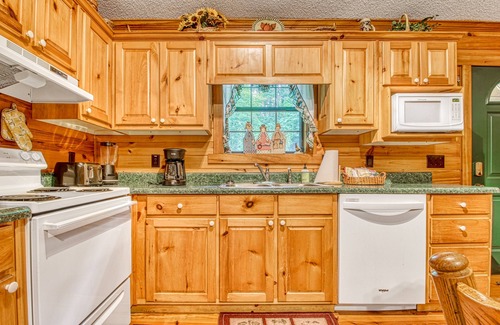 Sautee Nacoochee Cabin | Adorable cabin w/a hot tub, air hockey, & firepit Close to state park