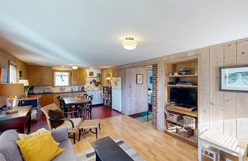 Manzanita House | Adorable coastal home near the beach & downtown with deck & private washer/dryer