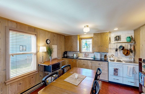 Manzanita House | Adorable coastal home near the beach & downtown with deck & private washer/dryer
